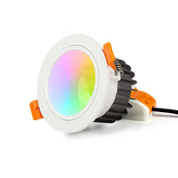 LED RGB Einbaustrahler mit weißem Rand und Kühlkörper, abgewinkelter Seitenblick – energieeffizienter Deckenstrahler mit verstellbaren Federklemmen und farbiger Lichtabgabe.