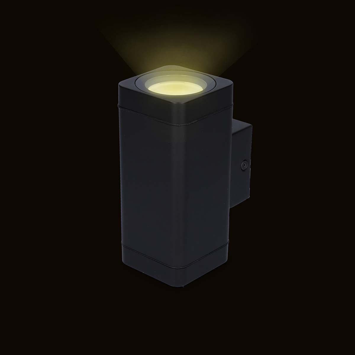 Moderne schwarze Außenwandleuchte mit nach oben gerichtetem Lichtstrahl, schräge Seitenansicht vor schwarzem Hintergrund.