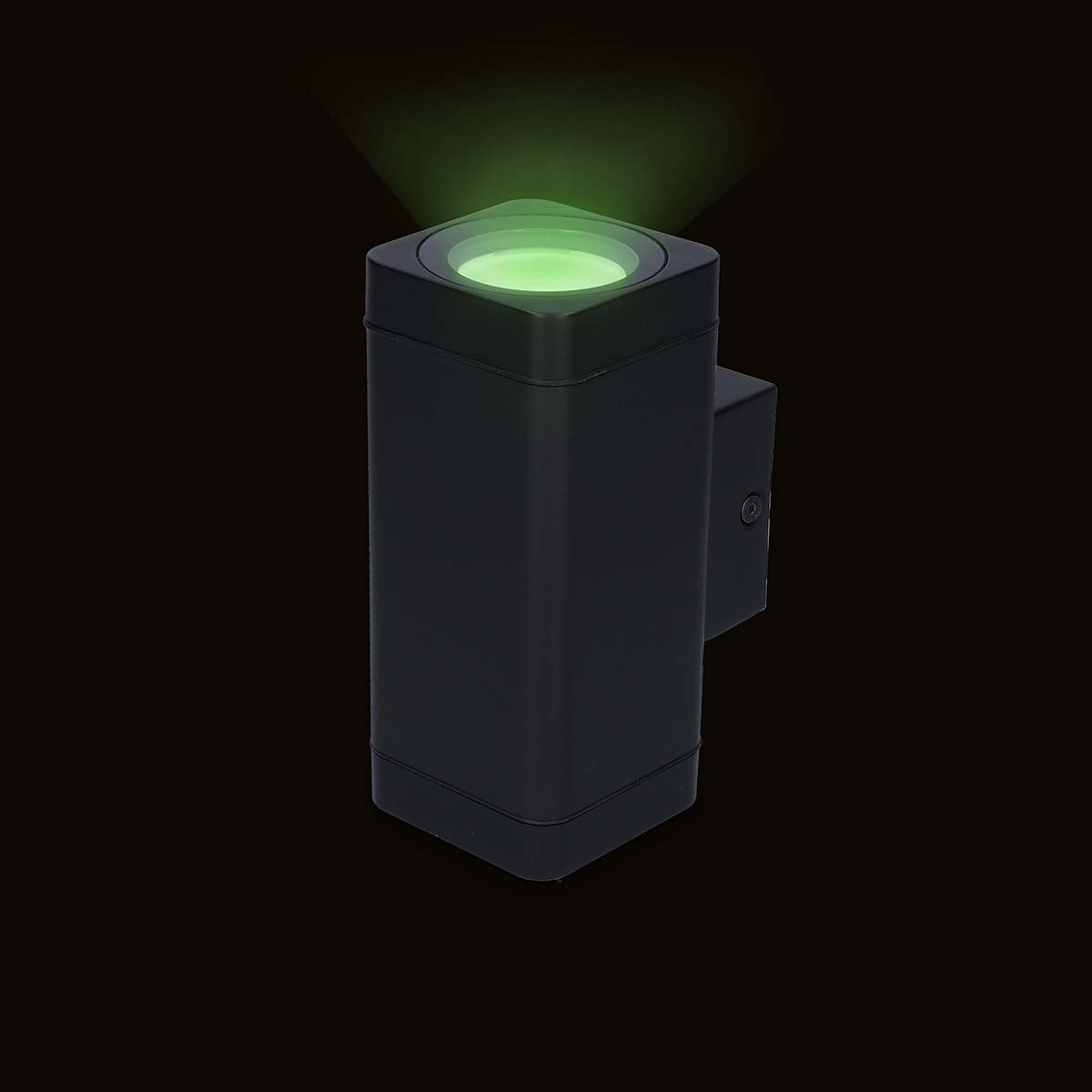 Moderne schwarze LED-Wandleuchte mit nach oben gerichtetem grünem Licht, schräge Frontansicht vor dunklem Hintergrund.