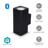 Seitenansicht einer schwarzen Nedis SmartLife LED-Wandleuchte mit zwei Lichtstrahlen (nach oben und unten), ausgestattet mit Bluetooth-Konnektivität, 2 x 380 Lumen bei 6500 K, einem Abstrahlwinkel von 120°, 8,5 W LED-Licht und IP44-Spritzwasserschutz für den Außenbereich.