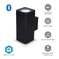 Seitenansicht einer schwarzen Nedis SmartLife LED-Wandleuchte mit zwei Lichtstrahlen (nach oben und unten), ausgestattet mit Bluetooth-Konnektivität, 2 x 380 Lumen bei 6500 K, einem Abstrahlwinkel von 120°, 8,5 W LED-Licht und IP44-Spritzwasserschutz für den Außenbereich.