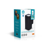 Produktverpackung der Nedis SmartLife Smart Bluetooth-Außenwandleuchte mit einer Vorderansicht der Verpackung, die die intelligente Außenwandleuchte und Spezifikationen wie RGB-Beleuchtung, warmes bis kaltes weißes Licht und IP44-Schutz zeigt.