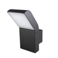 Moderne schwarze LED-Außenwandleuchte, abgewinkelte Seitenansicht, mit schlanker rechteckiger Form und opalweißem Diffusor für diffuses Licht.