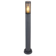 Moderne schwarze Außenleuchte auf einem Mast mit sichtbarer Glühlampe, zylindrisches Design mit Glasschirm, Frontalansicht.