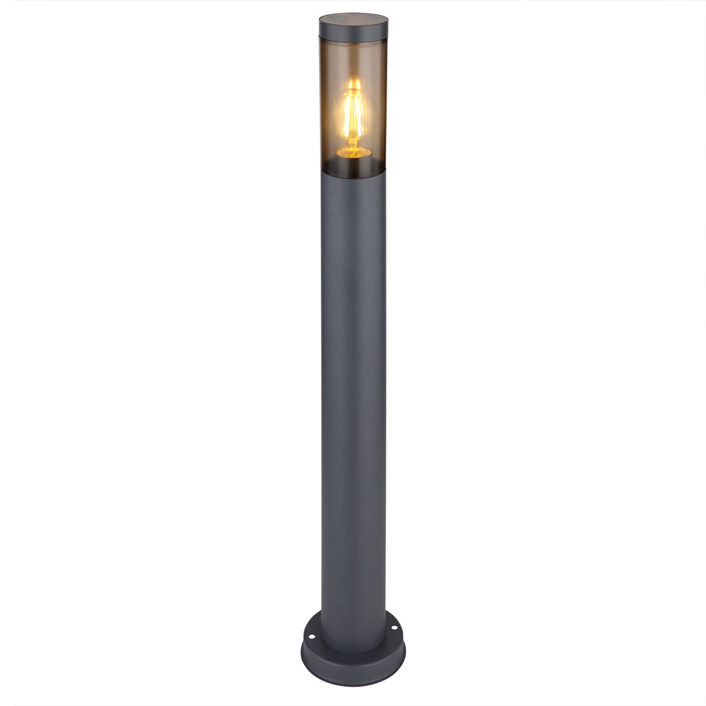 Moderne schwarze Außenleuchte auf einem Mast mit sichtbarer Glühlampe, zylindrisches Design mit Glasschirm, Frontalansicht.