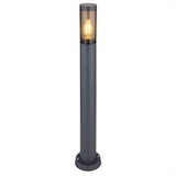 Moderne schwarze Außenleuchte auf einem Mast mit sichtbarer Glühlampe, zylindrisches Design mit Glasschirm, Frontalansicht.
