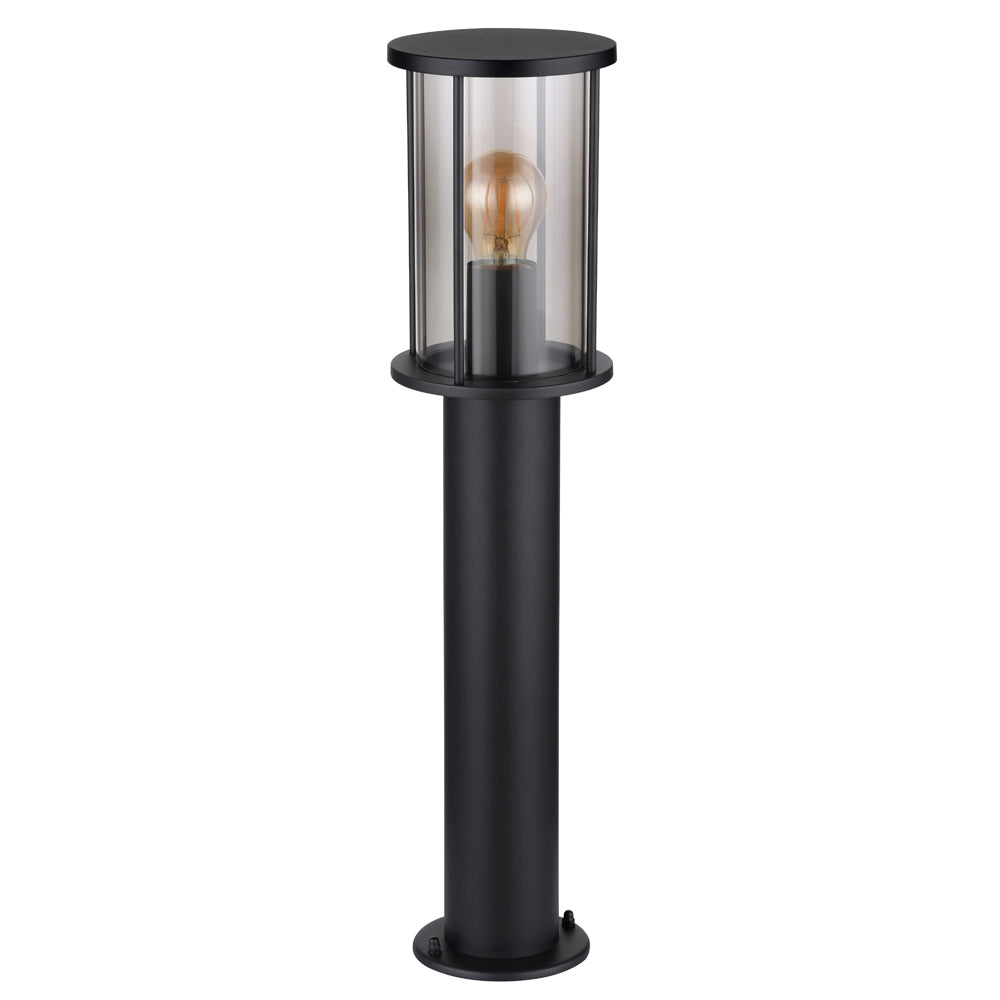 Schwarze moderne Außenleuchte auf einem Sockel mit Glasgehäuse und sichtbarer LED-Lichtquelle, von vorne vor weißem Hintergrund fotografiert.