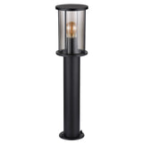 Schwarze moderne Außenleuchte auf einem Sockel mit Glasgehäuse und sichtbarer LED-Lichtquelle, von vorne vor weißem Hintergrund fotografiert.