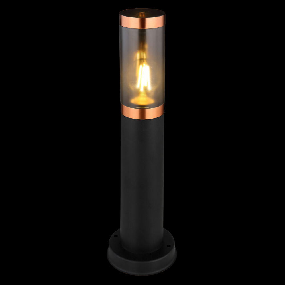Moderne schwarze Stehleuchte für den Außenbereich mit Kupferakzenten und warmem LED-Licht, Frontalansicht vor schwarzem Hintergrund.