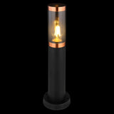 Moderne schwarze Stehleuchte für den Außenbereich mit Kupferakzenten und warmem LED-Licht, Frontalansicht vor schwarzem Hintergrund.