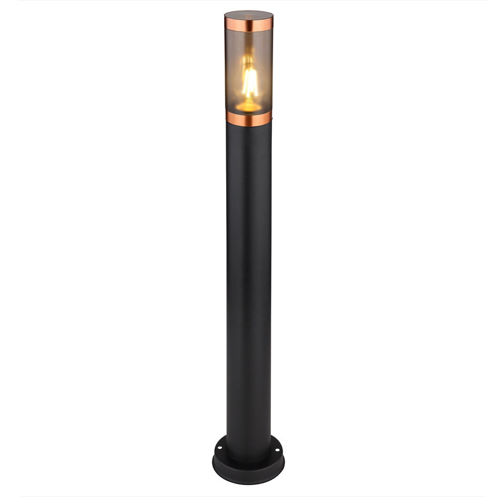 Stehende Außenleuchte in modernem Design, schwarzem Metallgehäuse und Kupferakzenten, mit sichtbarer Glühlampe hinter klarem Glas – Frontalansicht vor weißem Hintergrund.
