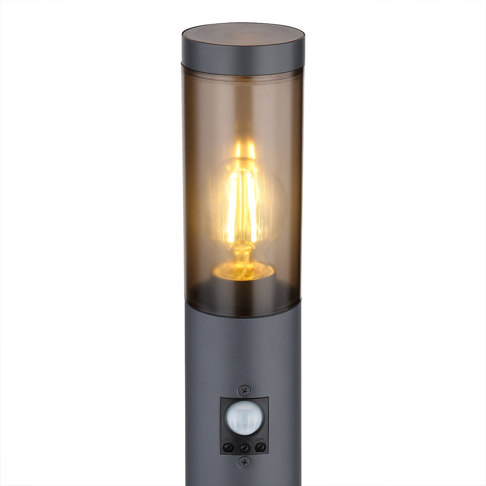Außenstehleuchte mit Sensor und Retro-LED-Filamentbirne, Frontansicht, mit Rauchglasschirm und rundem schwarzem Gehäuse.