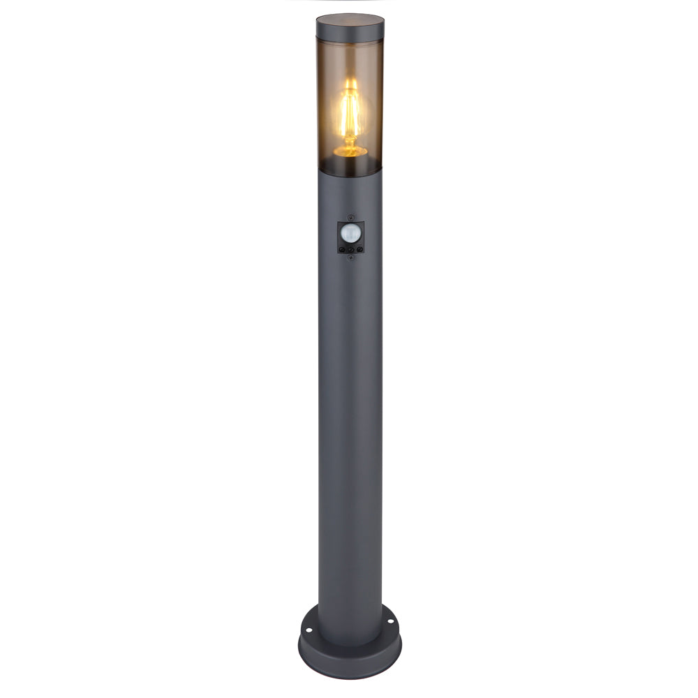 Außenstehleuchte mit Bewegungsmelder und sichtbarer Filament-LED-Glühbirne, in schwarzem Metallgehäuse mit transparentem Schirm, Frontansicht.