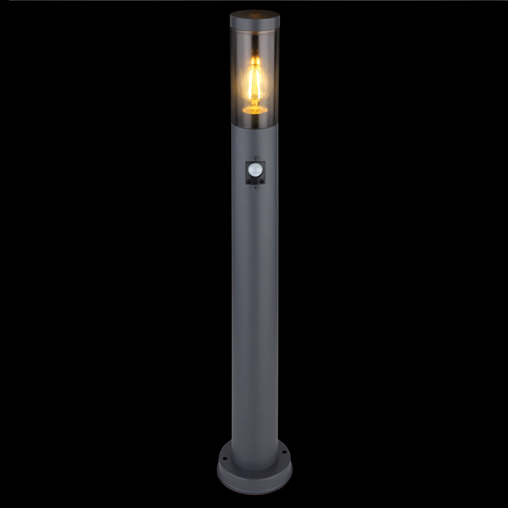 Stehende Außenleuchte mit Sensor, graues Metalldesign, von vorne sichtbar, mit klarem Glasschirm und warmweißer LED-Filamentlampe.