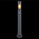 Stehende Außenleuchte mit Sensor, graues Metalldesign, von vorne sichtbar, mit klarem Glasschirm und warmweißer LED-Filamentlampe.