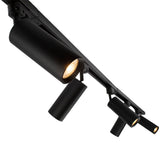 Schwarzer moderner Schienenstrahler mit mehreren verstellbaren LED-Strahlern, von unten schräg fotografiert, um das Design und die Lichtverteilung hervorzuheben.