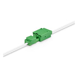 Grüner 2-poliger Beleuchtungsstecker mit Kabeln, Seitenansicht – ideal für schnelle und sichere elektrische Verbindungen in Beleuchtungssystemen.