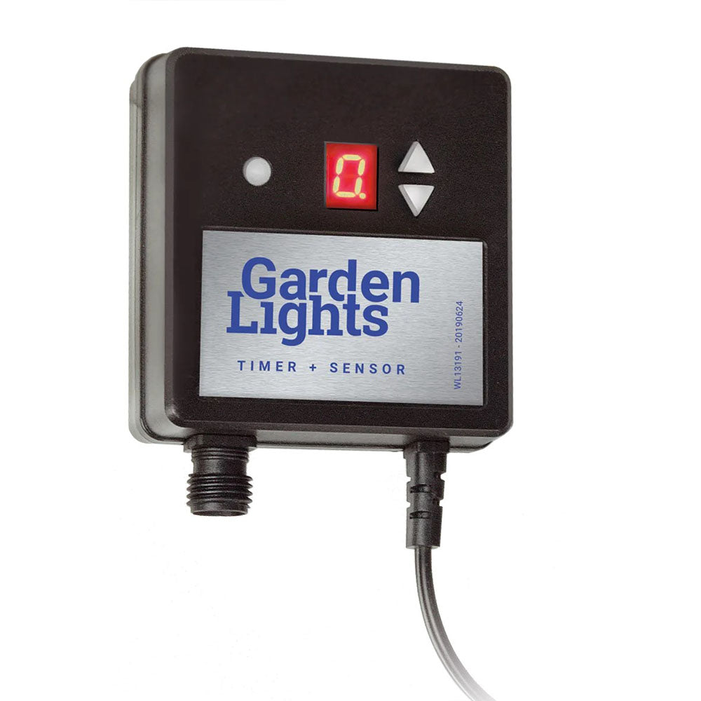 Vorderansicht des Garden Lights Timer + Sensor, ein schwarzes quadratisches Gerät mit digitaler Anzeige, Pfeiltasten und Anschlusspunkten für die Gartenbeleuchtung.