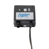 Gartenbeleuchtungs-Timer + Sensormodul, Vorderansicht, kompakte schwarze Box mit Steuertasten und Verbindungskabeln für die Automatisierung der Gartenbeleuchtung.