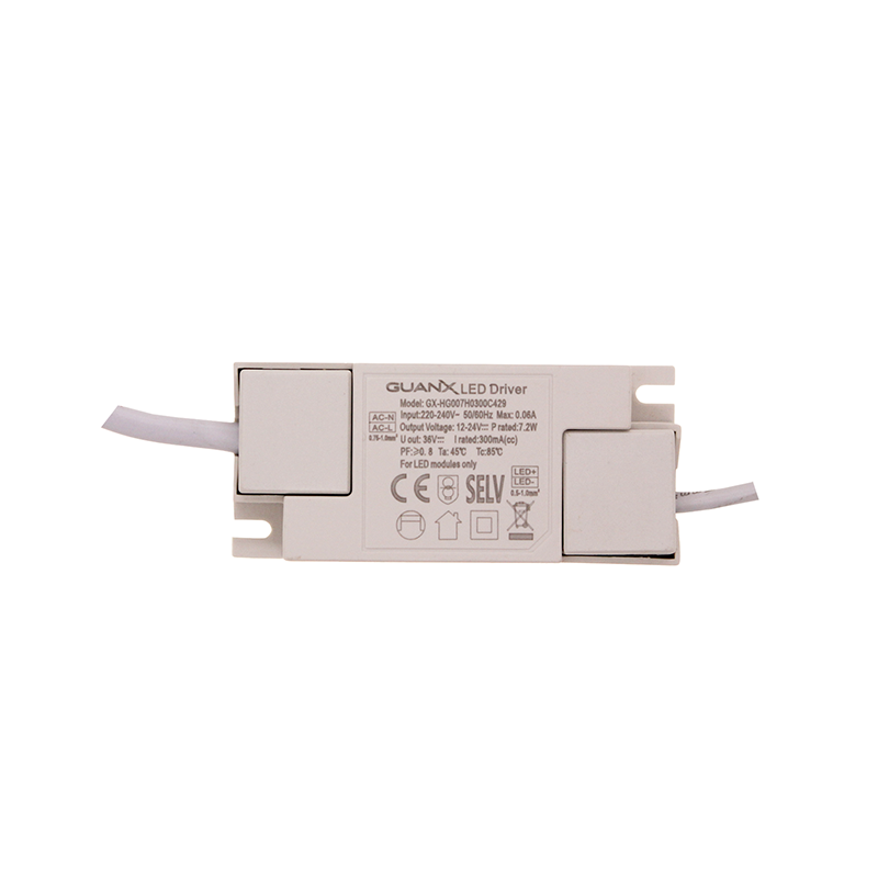 Rechteckiger weißer GUANX-LED-Treiber (Modell GX-H07010300C0242) mit auf der Vorderseite sichtbaren technischen Daten, von oben auf weißem Hintergrund fotografiert.