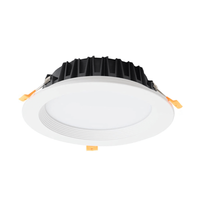 Runder LED-Einbaustrahler mit weißem Rand und Kühlrippen, schräg von unten fotografiert, geeignet für die Deckenmontage in modernen Innenräumen.