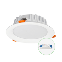 Runder LED-Einbaustrahler mit weißem Rand und Kühlrippen, inklusive Treiber, schräg von unten vor weißem Hintergrund fotografiert.