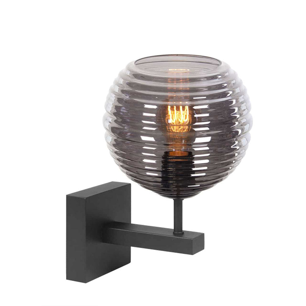 Moderne Wandleuchte mit gerippter, dunkel getönter Glaskugel und sichtbarer Glühlampe, Seitenansicht.