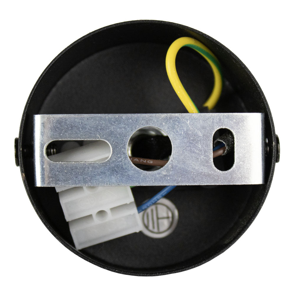 Draufsicht auf eine runde schwarze Deckenmontagebox mit Metallhalterung, elektrischer Verkabelung und Klemmenblöcken zur Installation einer Lampe oder Leuchte.
