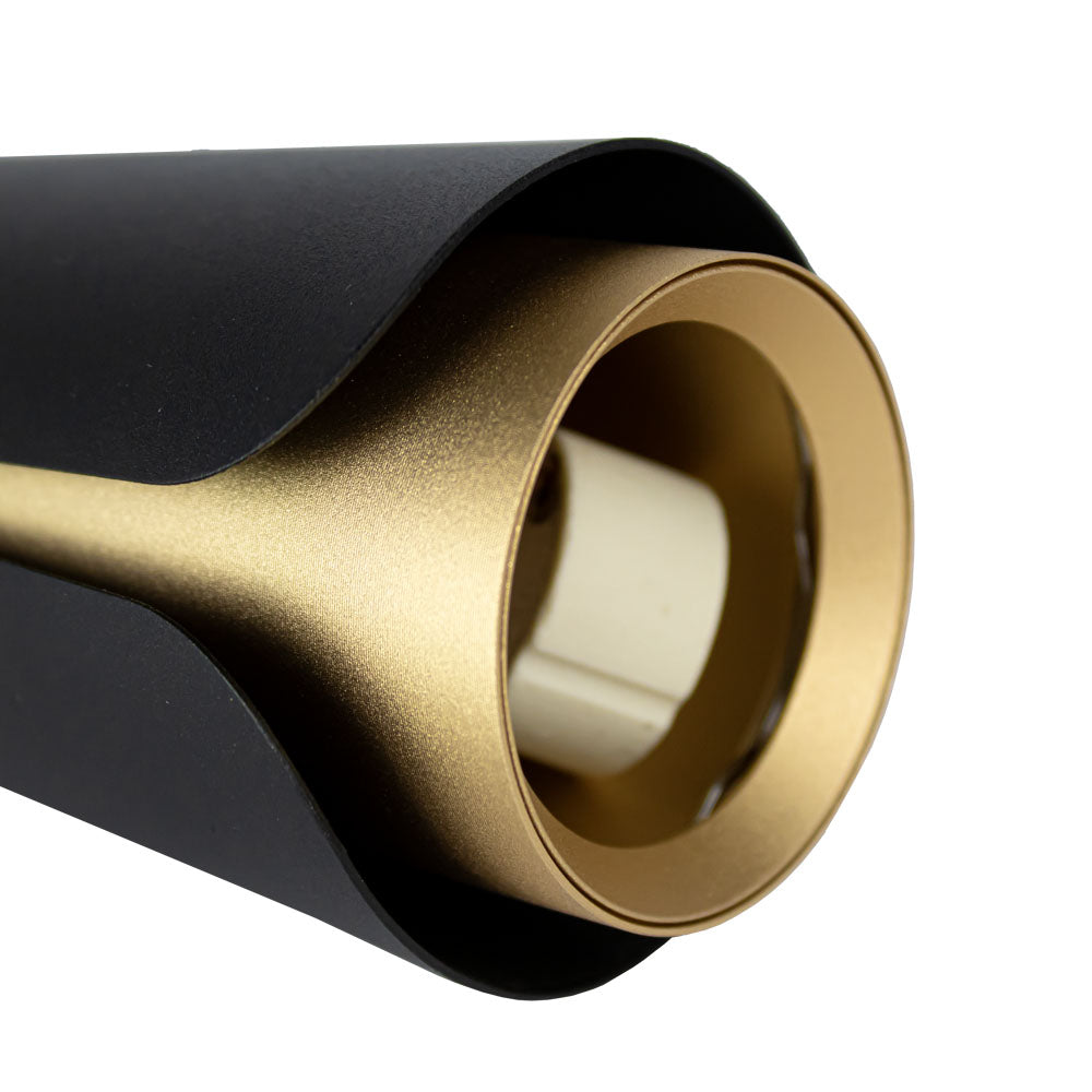 Nahaufnahme einer modernen schwarz-goldenen Wandleuchte mit zylindrischem Schirm und sichtbarer Fassung, ideal für eine stilvolle Inneneinrichtung.