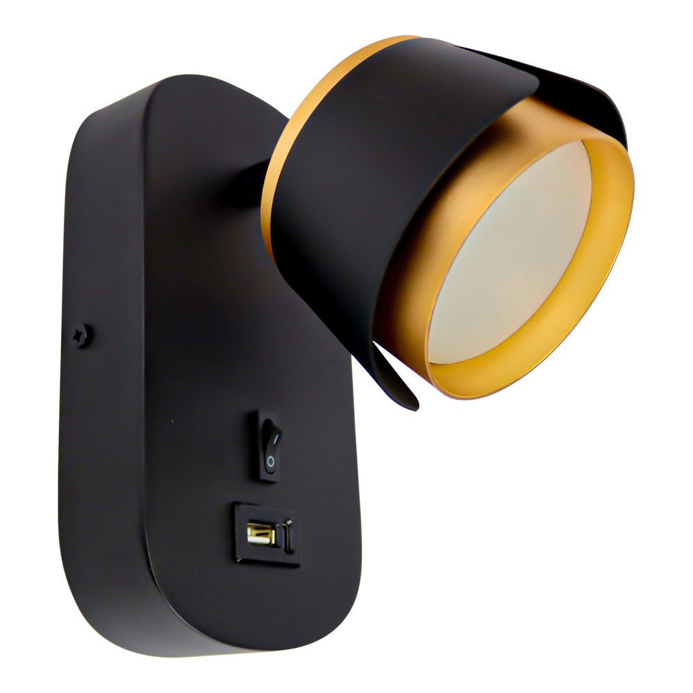 Moderne schwarze Wandleuchte mit goldfarbener Innenseite, ausgestattet mit Schalter und USB-Anschluss, schräge Frontansicht.