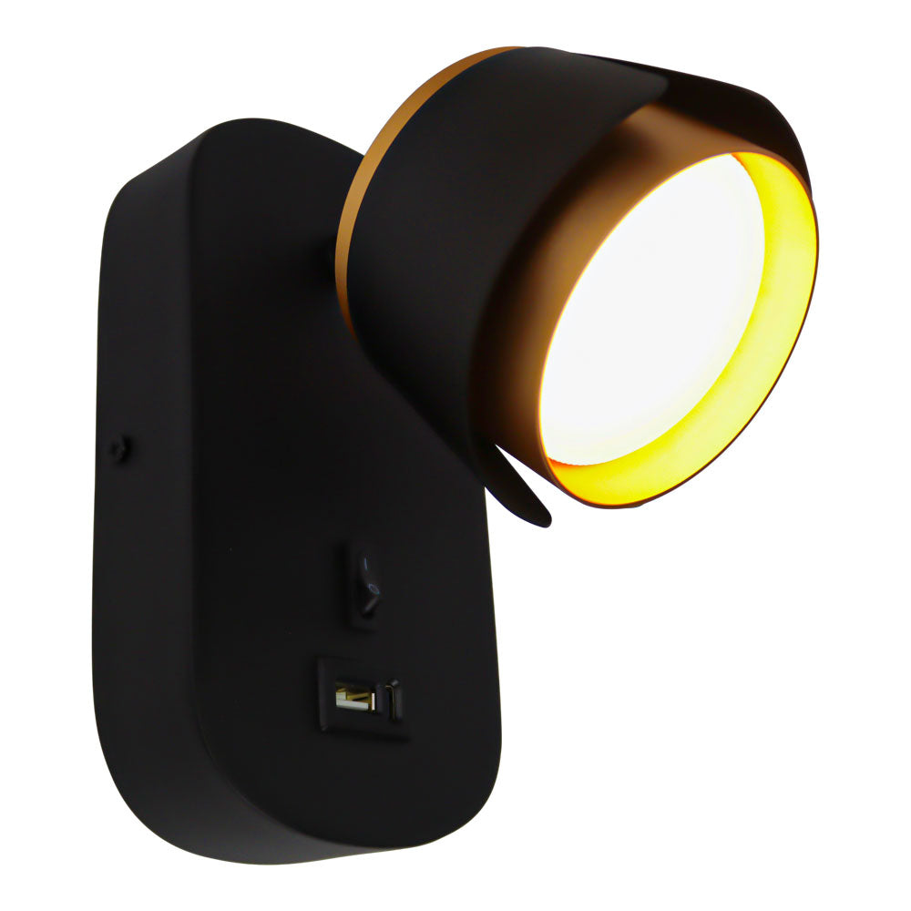 Schwarze moderne Wandleuchte mit USB-Anschluss und verstellbarem Strahlerkopf mit goldfarbener Innenseite, schräg von vorne fotografiert.