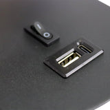 Nahaufnahme eines schwarzen Ein-/Ausschalters und der USB- und USB-C-Anschlüsse an einem elektronischen Gerät, Draufsicht.