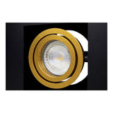 Nahaufnahme eines modernen schwarzen Deckenstrahlers mit einer goldfarbenen, verstellbaren LED-Lichtquelle, geeignet für die Akzentbeleuchtung in der Innenarchitektur.