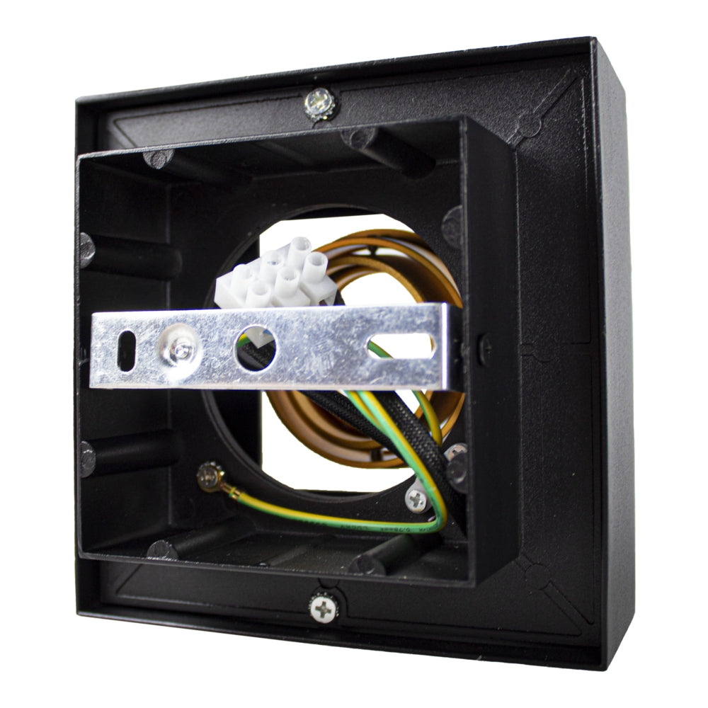 Nahaufnahme einer schwarzen Wandleuchten-Montagebox mit freiliegenden Kabeln, Klemmenblock und Metallhalterung, geeignet für die Elektroinstallation.
