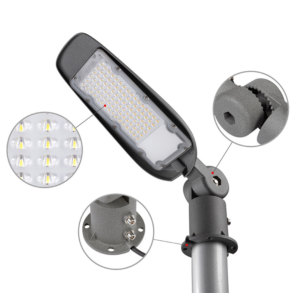 LED-Straßenlaterne mit einer Nahaufnahme der LED-Lichtpaneele, der verstellbaren Montagescharniere und der Montagebasis, dargestellt in einer schrägen Unteransicht.