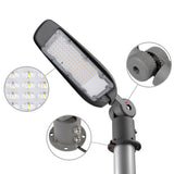 LED-Straßenlaterne mit einer Nahaufnahme der LED-Lichtpaneele, der verstellbaren Montagescharniere und der Montagebasis, dargestellt in einer schrägen Unteransicht.