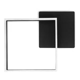 Quadratische schwarze LED-Deckenleuchte mit modernem, minimalistischem Design, in der Vorderansicht dargestellt, wobei die Vorder- und die Seite der Leuchte sichtbar sind.