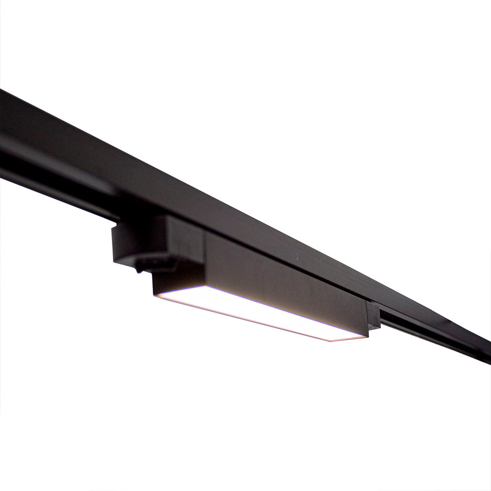 Schwarzer LED-Schienenstrahler für 3-Phasen-Schienensystem, Unteransicht mit schlankem, rechteckigem Lichtmodul und modernem Finish.