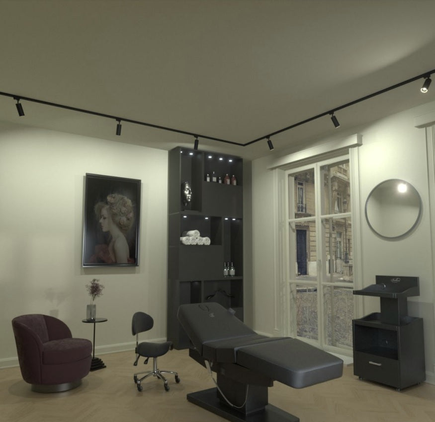 Ein luxuriöser Behandlungsstuhl in einem modernen Schönheitssalon, aus einem schrägen Winkel fotografiert, mit Blick auf den gesamten Behandlungsbereich, einschließlich Schönheitsprodukten, Stühlen, Wandkunst und einem großen Fenster mit Blick auf ein klassisches Stadtgebäude.
