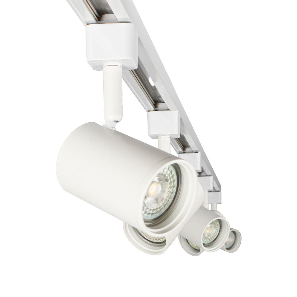 Weißes Schienenbeleuchtungssystem mit verstellbaren LED-Strahlern, moderne zylindrische Lampen, montiert auf einer 3-Phasen-Schiene, von unten schräg fotografiert für eine dynamische Seitenansicht.