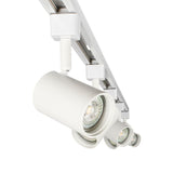 Weißes Schienenbeleuchtungssystem mit verstellbaren LED-Strahlern, moderne zylindrische Lampen, montiert auf einer 3-Phasen-Schiene, von unten schräg fotografiert für eine dynamische Seitenansicht.