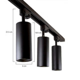 Nahaufnahme eines schwarzen verstellbaren Schienenstrahlers mit drei zylindrischen Lampen, darunter mit den Abmessungen 21,5 cm und 14,4 cm Höhe und 6 cm Durchmesser, montiert auf einer schwarzen Deckenschiene.