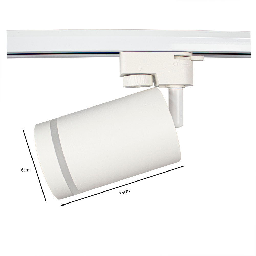 Weißer Schienenstrahler, 15 cm lang und 6 cm Durchmesser, Seitenansicht mit sichtbaren Abmessungen, montiert auf einem Schienenbeleuchtungssystem.