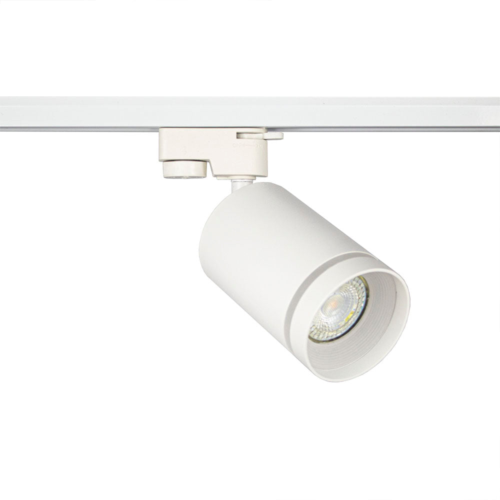 Weißer zylindrischer LED-Schienenstrahler, montiert auf einer Schiene, von der Seite vor einem weißen Hintergrund fotografiert.