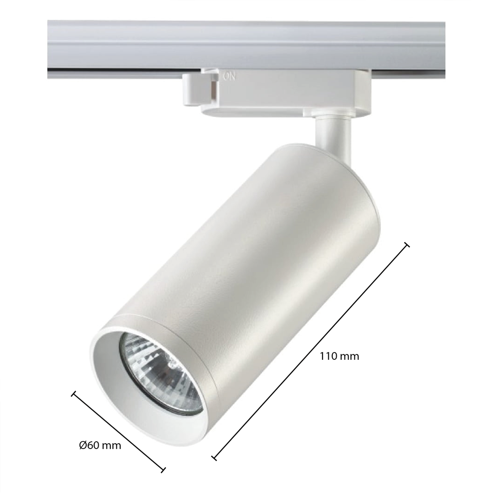 Weißer Schienenstrahler in zylindrischer Bauform, montiert auf einem 3-Phasen-Schienensystem, in perspektivischer Seitenansicht; Abmessungen des Strahlers sind Ø60 mm und 110 mm lang.