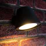 LED Buiten Wandlamp GU10 fitting IP43 Zwart - warm wit licht - zijaanzicht op stenen muur