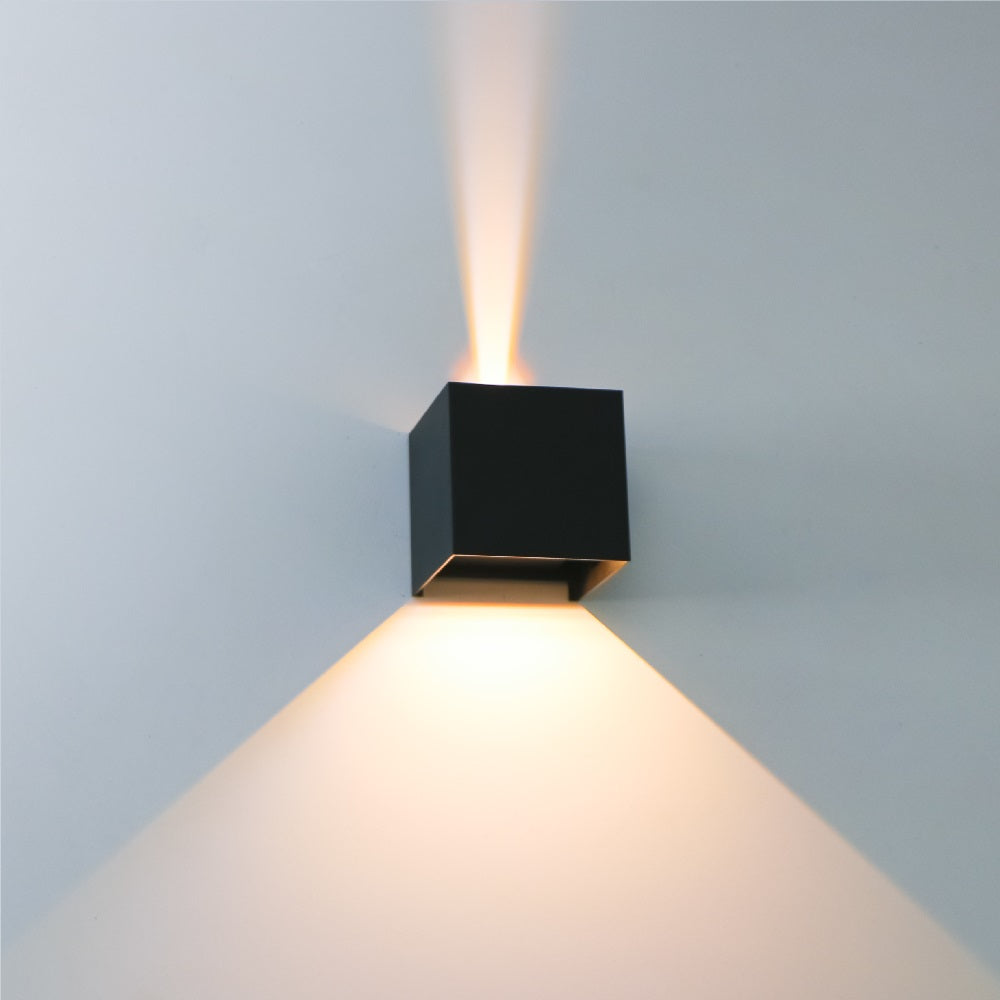 LED-Cube-Buiten-Wandlamp-zwart-lamp-IP44-Sfeerfoto-smalle - stralingshoek-aan