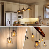 Industrielle Pendelleuchten mit Vintage-Edison-Glühbirnen in modernen Innenräumen, darunter eine Küchenansicht und eine Nahaufnahme von Designerlampen mit Metallrahmen und Holzakzenten.
