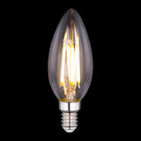 LED-Filament-Kerzenlampe mit E14-Fassung und warmweißem Licht, frontal vor schwarzem Hintergrund fotografiert.