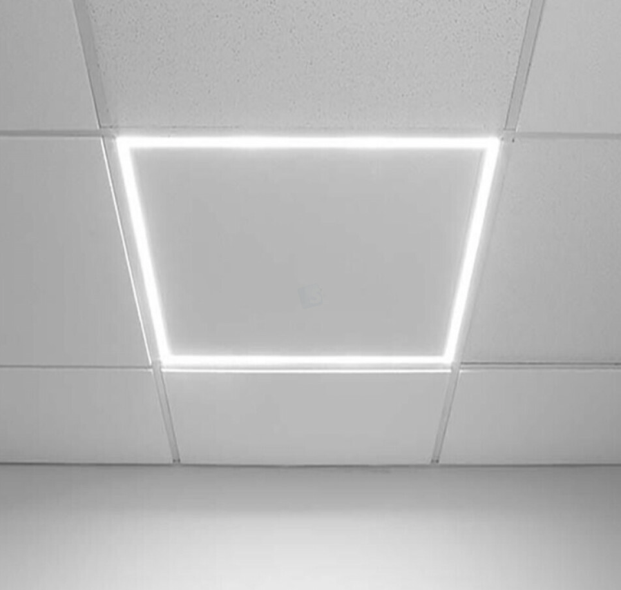 LED-Panelbeleuchtung in abgehängter Decke, Unteransicht mit eingeschalteter quadratischer LED-Lichtlinie.